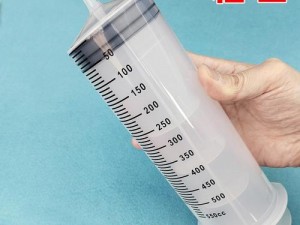 大号注射器放屁眼里灌注牛奶——一款多功能医疗器械